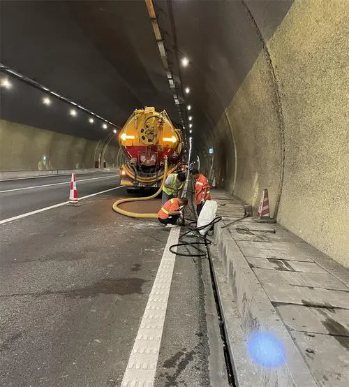 兴隆隧道排水渠清淤